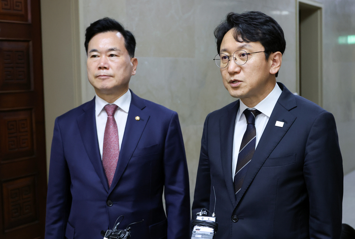 더불어민주당 천준호 원내운영수석부대표(오른쪽)와 국민의힘 김승수 원내운영수석부대표가 20일 국회에서 본회의 안건 조율을 한 뒤 나와 기자들에게 회의 내용을 설명하고 있다. 2026.8.20 연합뉴스