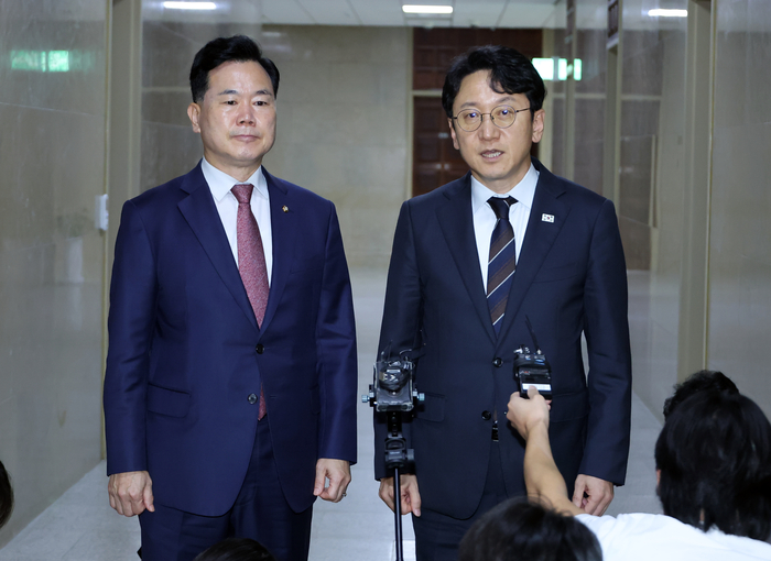 더불어민주당 천준호 원내운영수석부대표(오른쪽)와 국민의힘 김승수 원내운영수석부대표가 20일 국회에서 본회의 안건 조율을 한 뒤 나와 기자들에게 회의 내용을 설명하고 있다. 연합뉴스