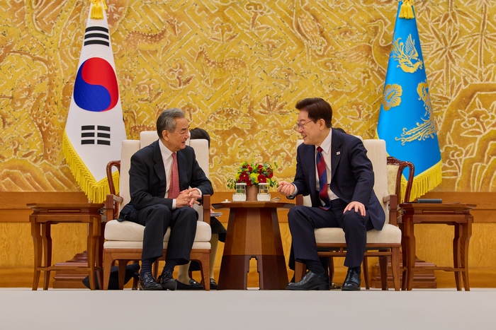 이재명 대통령이 20일 청와대에서 왕이 중국공산당 중앙외사판공실 주임 겸 외교부장을 접견하고 있다. 〈청와대 제공〉