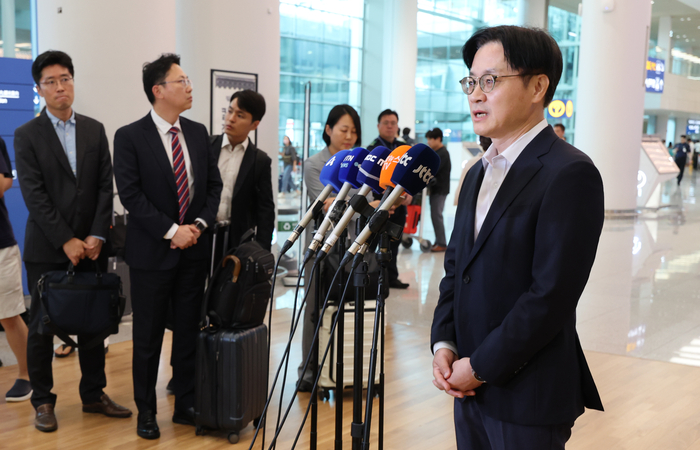 김정관 산업통상부 장관이 미국 방문을 마치고 20일 인천국제공항 2터미널을 통해 귀국한 뒤 취재진의 질문에 답하고 있다. 연합뉴스