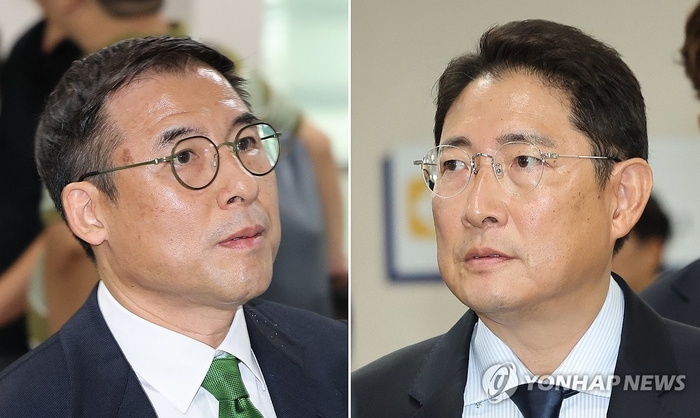 조현준 효성그룹 회장(오른쪽)과 조현문 전 효성그룹 부사장이 21일 서울 서초구 서울중앙지법에서 열린 조 전 부사장의 강요미수 혐의 사건 공판에출석하고 있다. 연합뉴스 제공