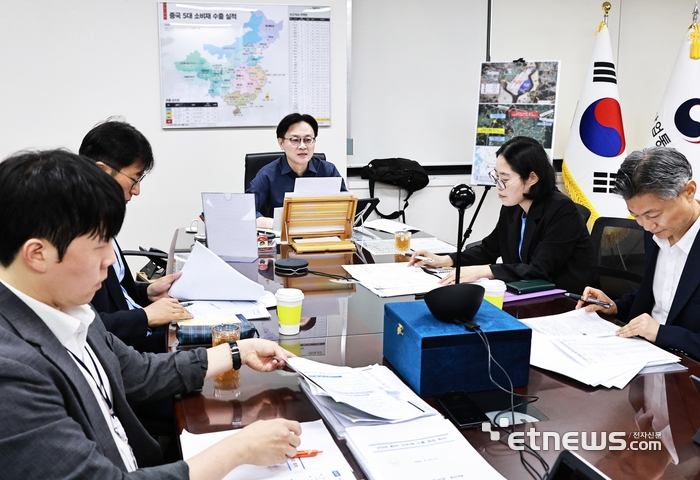 김정관 산업통상부 장관이 21일 정부서울청사 집무실에서 '대중(對中) 소비재 수출 점검회의'를 주재하고 있다. 산업부 제공