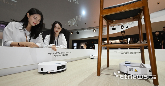 [포토]스팀과 온수로 바닥 청소 '척척'