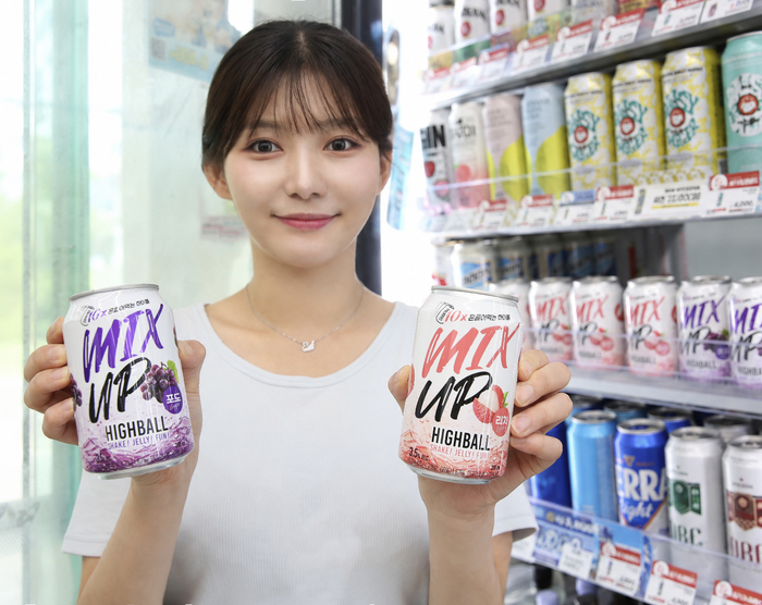GS리테일이 운영하는 편의점 GS25는 흔들어 마시는 하이볼 '믹스업(MIX UP)' 2종을 출시했다고 21일 밝혔다.