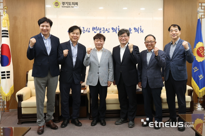남종섭 경기도의회 의장(왼쪽 세 번째)이 19일 한국행정학회 임원진과 만나 지방의회의 조직·예산권을 독립적으로 규율하는 지방의회법 제정 방향을 논의하고 기념 촬영했다. 경기도의회 제공.