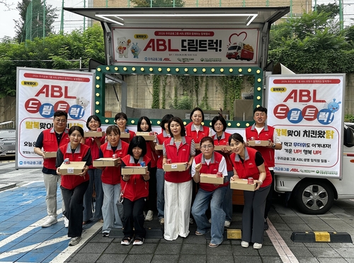20일 서울 양천구 신월종합사회복지관에서 ABL생명 임직원들이 봉사활동 기념촬영을 하고 있다.(사진=ABL생명)