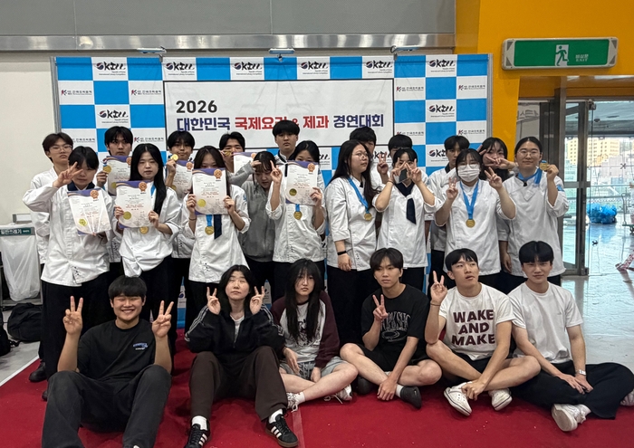 2026 대한민국 국제요리 & 제과 경연대회에서 평촌경영고 학생들은 금상 3팀, 최우수상 1팀, 동상 1팀을 배출하는 우수한 성적을 거뒀다. 〈평촌경영고 제공〉