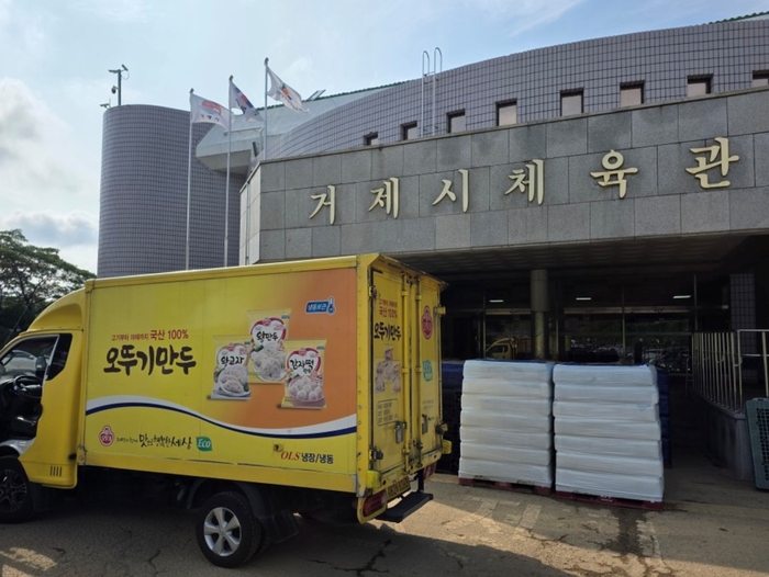 오뚜기는 집중호우로 피해를 입은 경남 거제 지역 주민들을 돕기 위해 긴급 구호물품을 지원했다. 〈자료 오뚜기〉