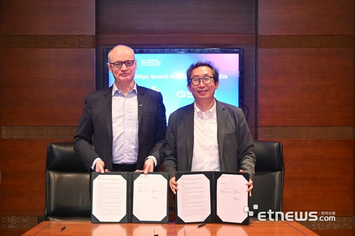 이종식 KT 미래네트워크연구소장(오른쪽)이 도쿄 어코드 서명 후 GSMA 관계자와 기념촬영했다.(자료: GSMA 홈페이지)
