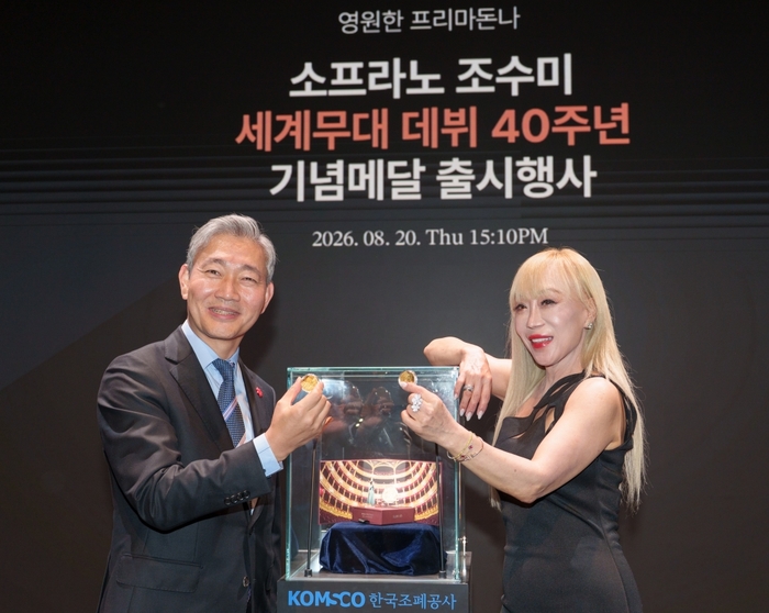 최택원 SSG닷컴 대표(왼쪽)와 소프라노 조수미