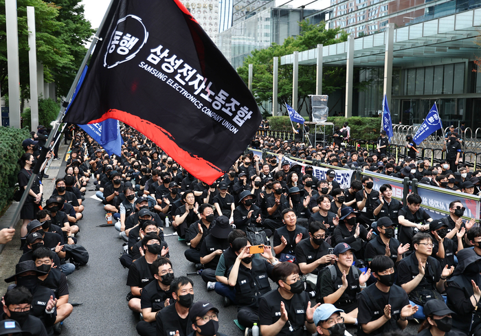 삼성전자 DX부문 동행노조 조합원들이 21일 서울 삼성 서초사옥 인근에서 'DS부문과 보상격차 해소 요구 집회'를 열고 있다.
