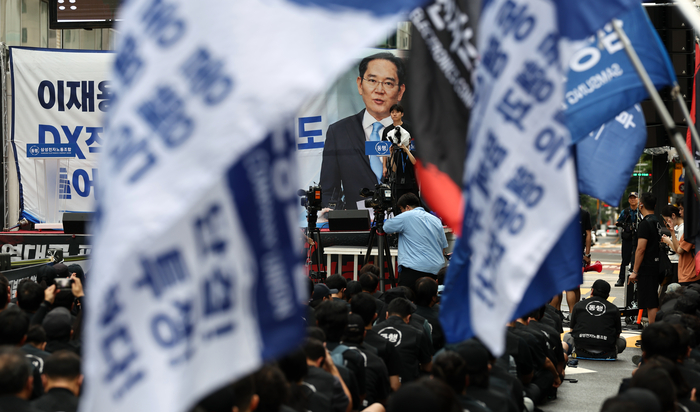 삼성전자 DX노조, DS부문과 보상격차 해소 요구 집회
(서울=연합뉴스) 윤동진 기자 = 21일 서울 삼성 서초사옥 인근에서 삼성전자 DX노조의 'DS부문과 보상격차 해소 요구 집회'가 열리고 있다. 2026.8.21
mon@yna.co.kr
(끝)