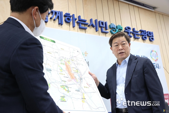 박승원 광명시장이  2022년 9월 시청 영상회의실에서 한국토지주택공사(LH)로부터 3기 신도시·광명시흥 테크노밸리 조성사업에 대한 추진 상황을 보고 받았다. 광명시 제공.