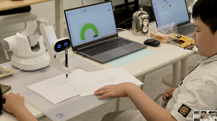 참가 학생들이 AI와 로봇팔을 활용해 나만의 특별한 그림을 그려보는 '피카봇 미술관'을 체험하고 있다.