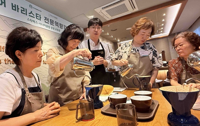 지난 20일 경기도 군포시에 위치한 스타벅스 상생 교육장에서 스타벅스 파트너가 어르신들을 대상으로 바리스타 교육을 진행하고 있는 모습. 〈자료 스타벅스 코리아〉
