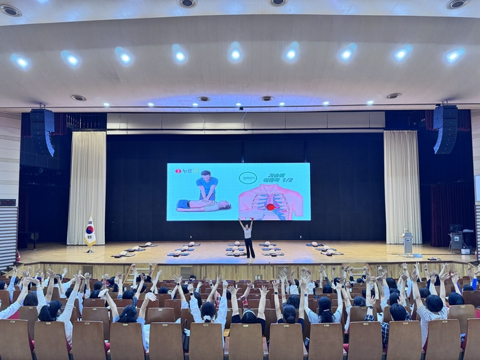 심폐소생술(CPR) 등 응급처치 교육.