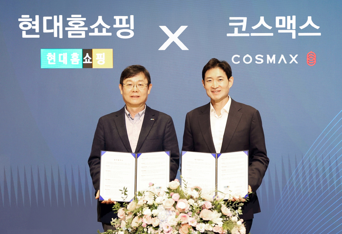 지난 20일 서울 강동구 현대홈쇼핑 본사에서 열린 MOU 체결식에서 이병주 코스맥스비티아이 대표(오른쪽)와 한광영 현대홈쇼핑 대표가 기념촬영을 하고 있다.
