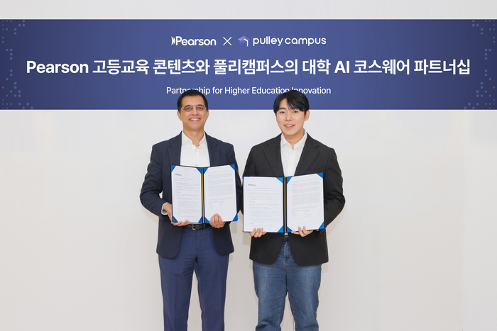 권기성 프리윌린 대표(왼쪽)와 에클라비아 바베 피어슨 HED 아시아태평양지역 헤드가 파트너십을 체결하고 사진촬영하고 있다. ⓒ프리윌린