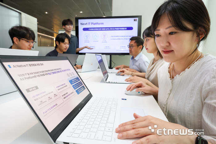 KT 직원들이 'Next IT Platform' 기반의 핵심 업무 플랫폼 현대화 방향에 대해 논의하고 있다.