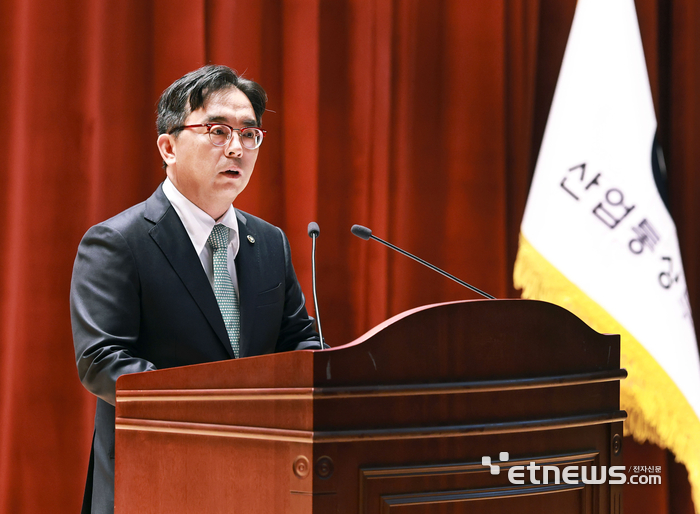 산업통상부는 24일 정부세종청사 12동 대강당에서 문신학 차관을 비롯한 산업부 전직원이 참석한 가운데 박정성 통상교섭본부장 취임식을 가졌다. 산업부 제공