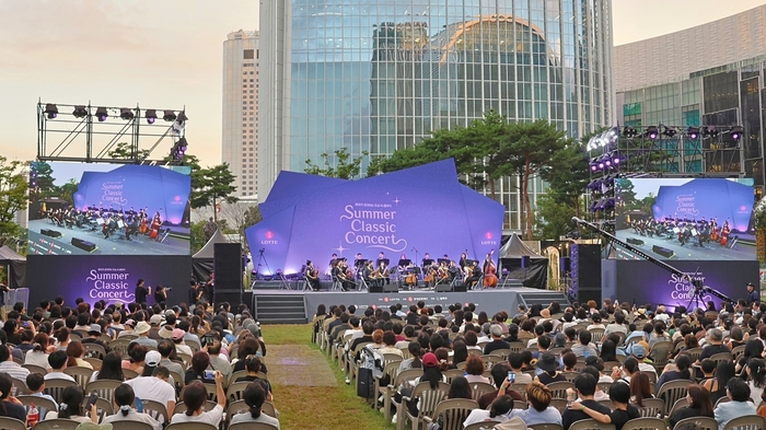 롯데는 23일 롯데월드타워 월드파크에서 '2026 롯데 서머 클래식 콘서트'를 개최했다. 무료로 진행된 이 날 공연에는 늦더위를 피해 롯데월드타워를 찾은 시민 4500여 명이 참석해 도심 속 야경과 어우러진 클래식 공연을 즐겼다. 〈자료:롯데〉