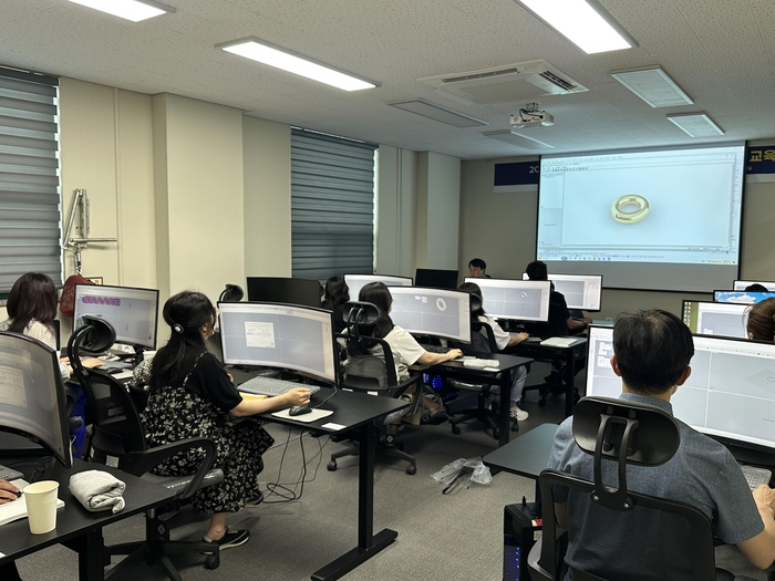 수강생들이 라이노 CAD 프로그램을 통해 주얼리를 디자인하고 있다.