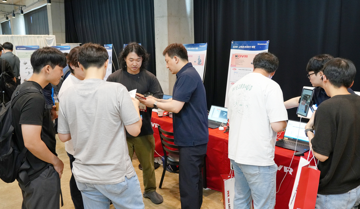 <a href='https://newsroom.etnews.com/ina/' target='_blank' class='a_newsroom_on' title='인아그룹 뉴스룸 바로가기'>인아그룹</a>이 다음달 7일부터 9일까지 사흘간 부산, 대구, 대전 등 3개 지역에서 '2026 세미나페어' 2차 행사를 진행한다. 사진은 1차 행사 모습