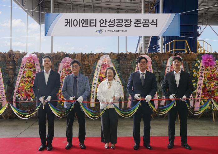 왼쪽 두번째부터  이동열 깨끗한나라 대표, 최현수 깨끗한나라 회장, 박동규 케이엔티 대표