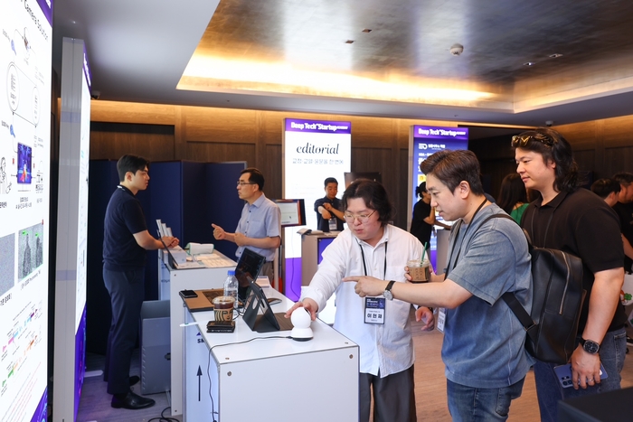 D-EXPO 행사에 참가한 참석자들이 전시 제품을 체험하고 있다.