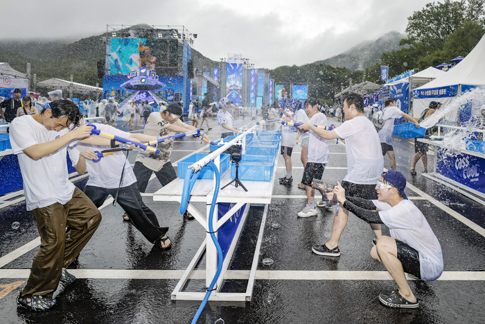 [포토] 시원하게 즐기는 날리는 '2026카스쿨 페스티벌'… 워터 액티비티 즐기는 관객들