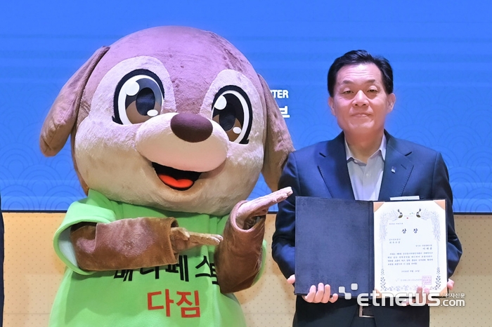 이재준 수원시장이 24일 서울 중구 페럼타워에서 열린 '제18회 2026 매니페스토 약속대상'에서 선거공보 분야 최우수상을 받고 기념 촬영했다.