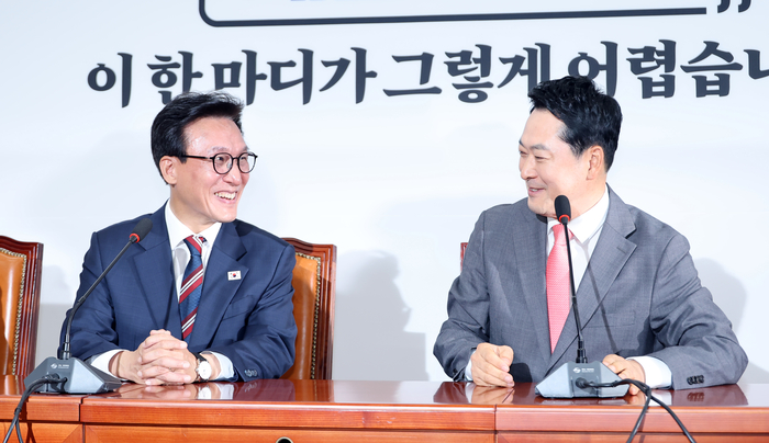더불어민주당 김민석 대표(왼쪽)가 24일 국회에서 취임 인사차 국민의힘 장동혁 대표를 만나 얘기를 나누고 있다. 2026.8.24 연합뉴스