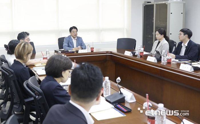 양기욱 산업통상부 산업자원안보실장이 25일 정부세종청사 산업부 회의실에서 '산업기술보호 정책협의회'를 주재하고 있다. 산업부 제공