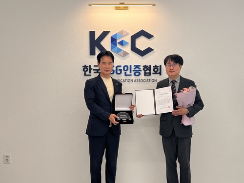 24일 소상공인시장진흥공단은 '2026 지속가능 ESG경영대상'에서 '친환경·탄소중립 부문상' 을 수상했다. 사진은 기념촬영을 하고 있는 소진공 김준호 ESG경영실장(오른쪽)과 한국ESG인증협회 권오삼 대표.