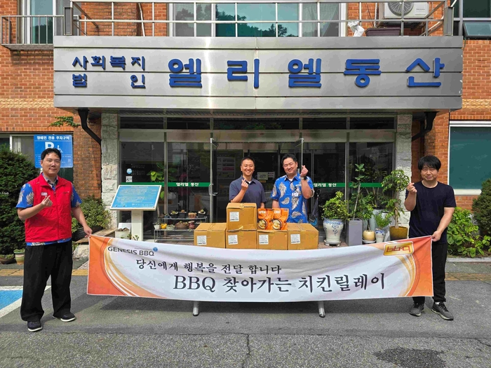 BBQ가 장애인 복지시설 '엘리엘동산'에 BBQ 삼계탕 110인분과 수박 10통을 전달하고 점심 배식 봉사활동을 진행했다. 〈자료 제너시스BBQ그룹〉