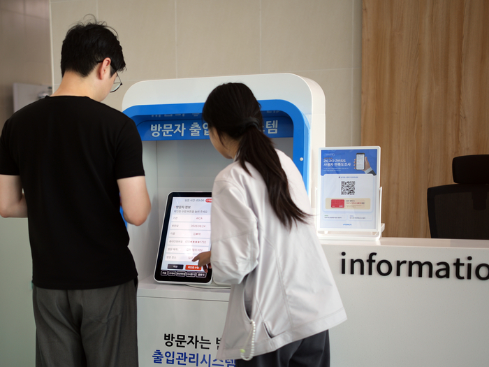 인공지능산업융합사업단(AICA)에 설치된 공공기관 출입관리시스템 '제로패스(Zero PASS)'를 사용하고 있는 모습.