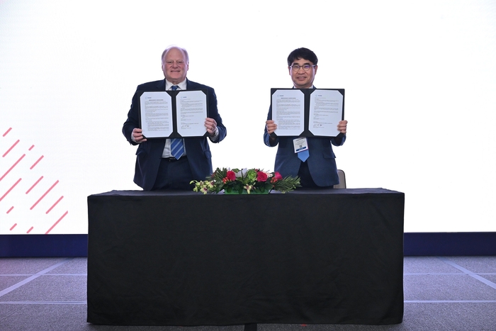 해롤드 울프 HIMSS 회장(왼쪽)과 전영태 분당서울대병원장이 24일 싱가포르에서 열린 'HIMSS26 APAC' 행사에서 디지털 헬스케어 및 의료 AI 혁신을 위한 업무협약을 체결했다. (사진=분당서울대병원)