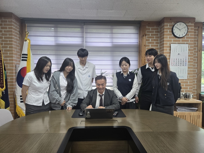 분당경영고 학생들이 권주형 교장선생님(가운데)과 함께 전공 등 학과 운영 토론을 벌인 뒤 포즈를 취하고 있다. 〈분당경영고 제공〉