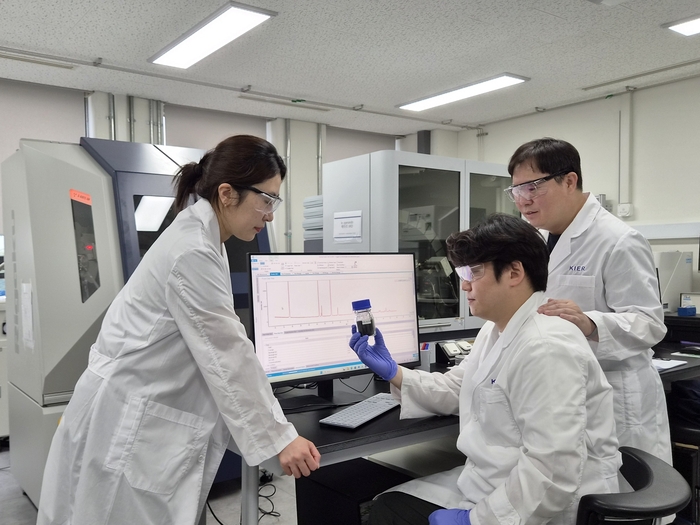 에너지연 연구진이 폐배터리 직접 재활용 난제를 해결한 신개념 용액 공정에 대해 논의하고 있다.