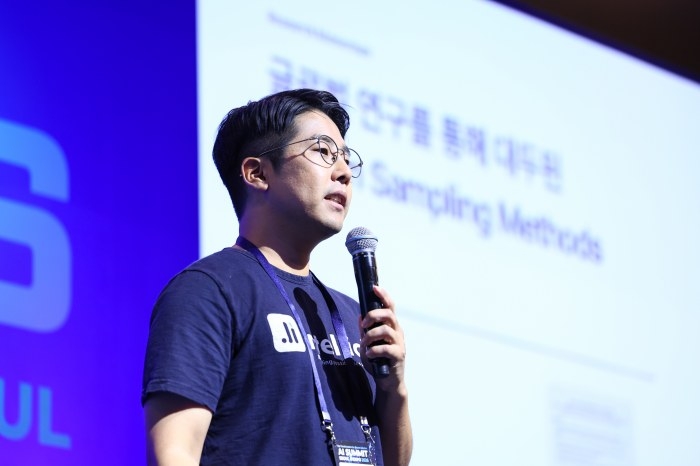19일 서울 강남구 코엑스에서 열린 'AI 서밋 서울 & 엑스포 2026'에서 인텔리시아 백승국 대표가 연사로 나서 합성소비자에 대해 설명하고 있다. 사진=AISE