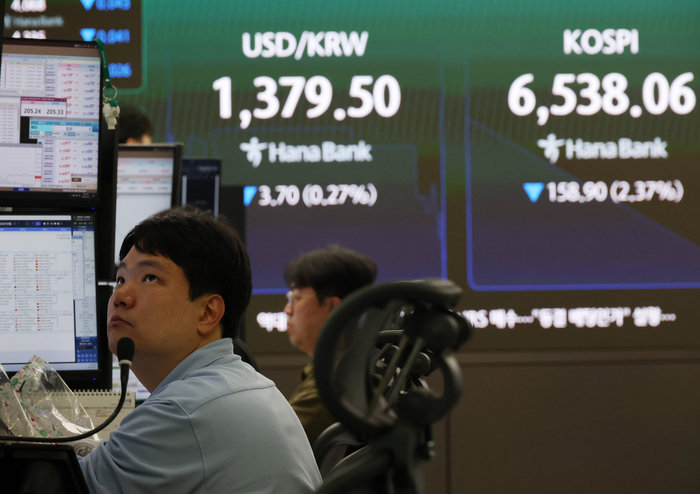 서울 중구 하나은행 본점 딜링룸 전광판(사진=연합뉴스)