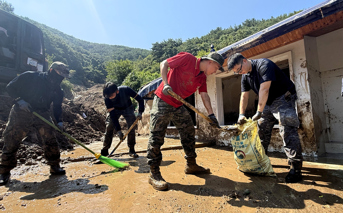 해군사관학교 소속 장병들이 25일 최근 집중호우로 큰 피해를 본 경남 통영시 한산도 일대에서 수해복구 작업을 하고 있다. 〈자료 연합뉴스〉