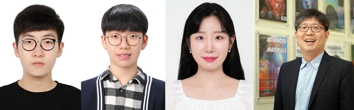 (왼쪽부터) 기계공학과 김홍윤 박사, 화학공학과 통합과정 윤희창, 화학공학과 통합과정 정세빈, 노준석 교수