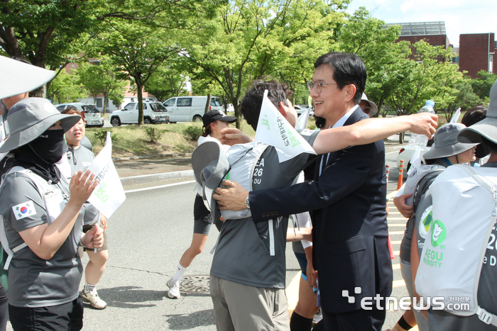 국토대장정을 마치고 돌아오는 대구대 학생들을 격려하는 윤재웅 대구대 총장
