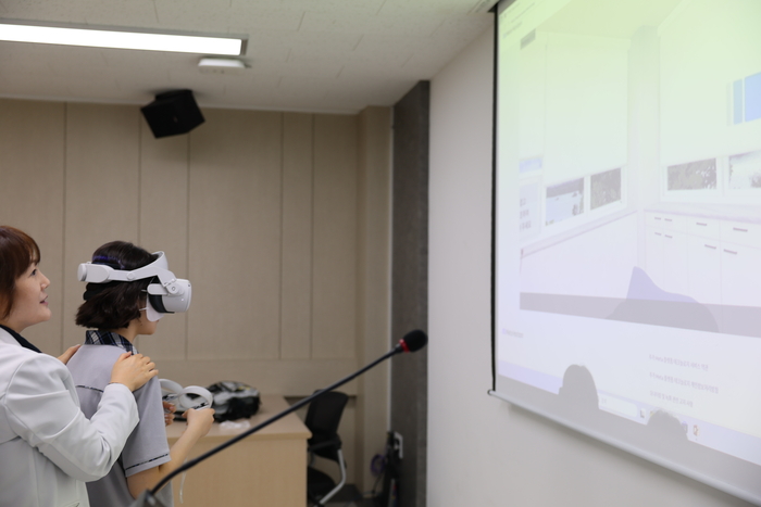 초당대학교 간호학과에서 VR 인체 해부 및 VR 간호술기 시뮬레이션 시스템 체험.