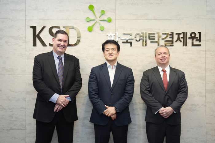 25일 부산 한국예탁결제원 사옥에서 열린 외화증권 업무 현안 협의. 왼쪽부터 데이비드 브라운 씨티은행 공동대표, 권의진 한국예탁결제원 글로벌본부장, 톰 라이든 씨티은행 공동대표.