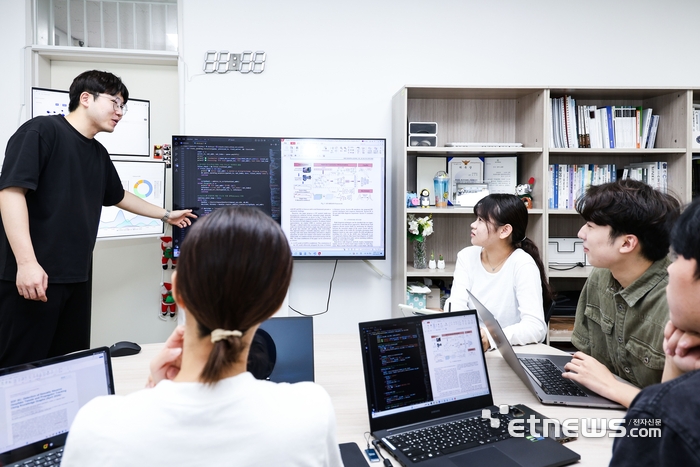 대구대 컴퓨터정보공학부 학생팀이 프로젝트를 수행하고 있는 모습.
