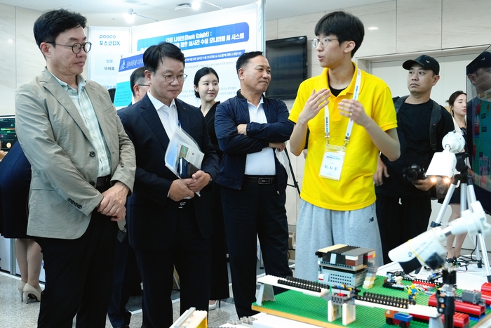 포스코DX 전국 청소년 AI 창의 경진대회에서 심민석 포스코DX 사장(왼쪽 두번째)과 전문가 심사위원단이 AI 안전관제 시스템 시연을 보고 있다.