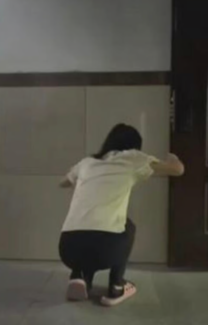 중국의 한 금융업체가 영업 목표를 달성하지 못한 직원을 상대로 과도한 신체 체벌을 가했고, 해당 직원이 결국 심각한 근육 손상 질환으로 병원 치료를 받은 사실이 알려져 논란이다. 사진=SCMP