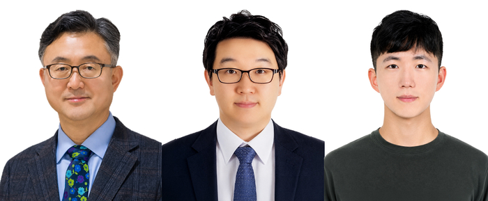 왼쪽부터 이광희 단장, 차세대에너지연구소 강홍규 부소장, 히거신소재연구센터 이산성 박사.